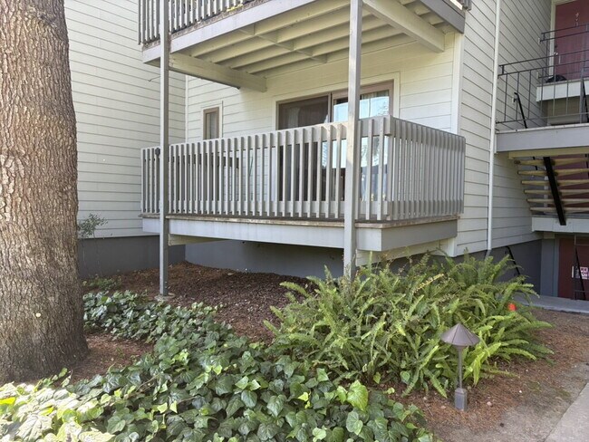 Building Photo - Updated Lauriedale 1 bd/1 ba Condo | Cats Welcome | Pools, Gym & Covered Parking | 10' x 10' Stor...