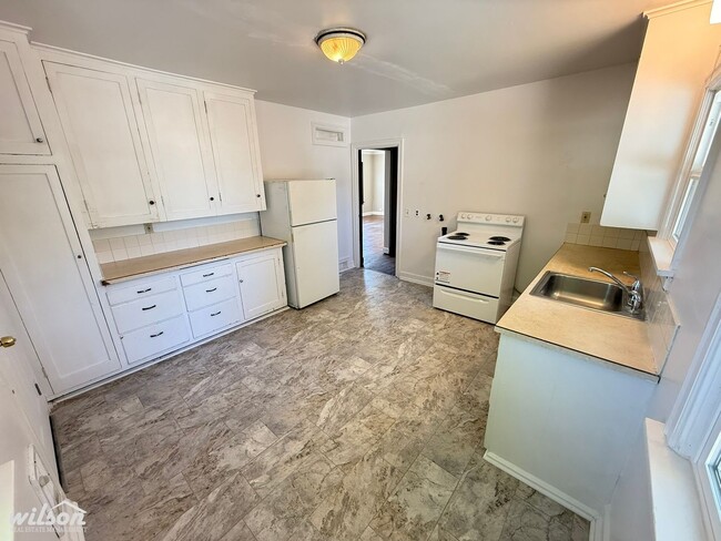 Foto del edificio - Charming 2 Bedroom 1 Bathroom with Garage ...