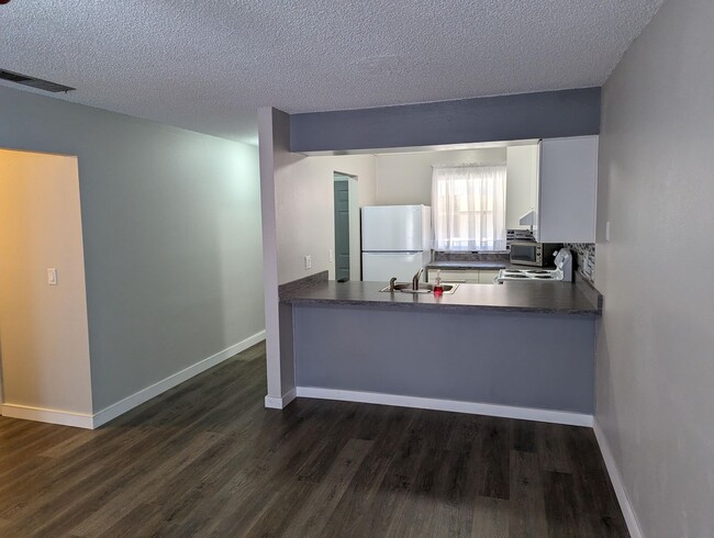 Foto del edificio - Nicely updated large condo