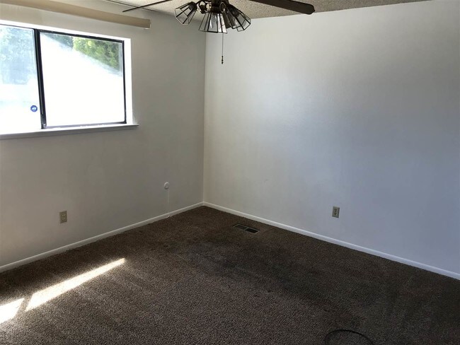 Building Photo - 924 E Greenbrae Dr