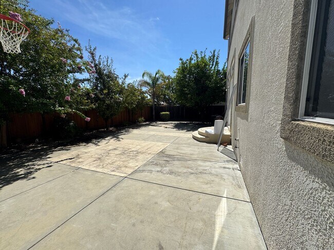 Foto del edificio - Extremely rare 6 bedroom home! Very desira...