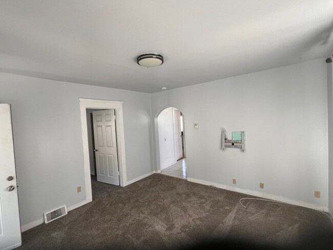 Building Photo - Newly remodeled 2 bedroom 1 bathroom upper...