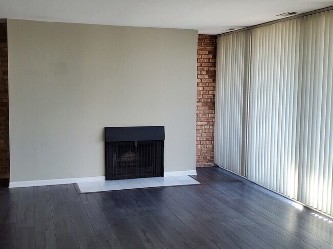 Building Photo - 6010 Oakwood Dr
