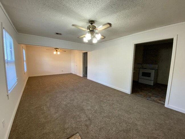 Building Photo - Ohhh so CUTE and COZY!