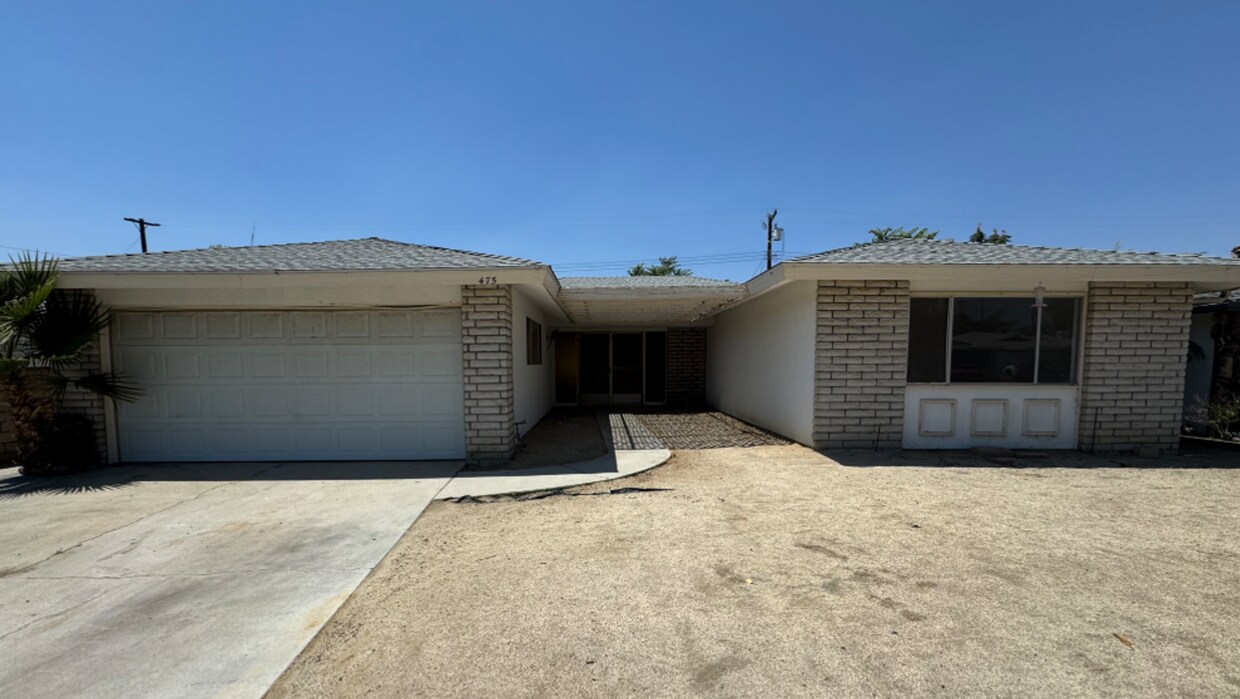 Foto principal - Three Bedroom Two Bathroom Pool Home in He...