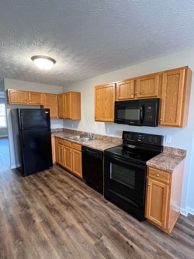 Building Photo - HALF OFF ONE MONTH AT UPPER STONE!