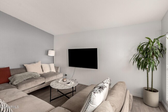 Foto del edificio - 303 W Fellars Dr