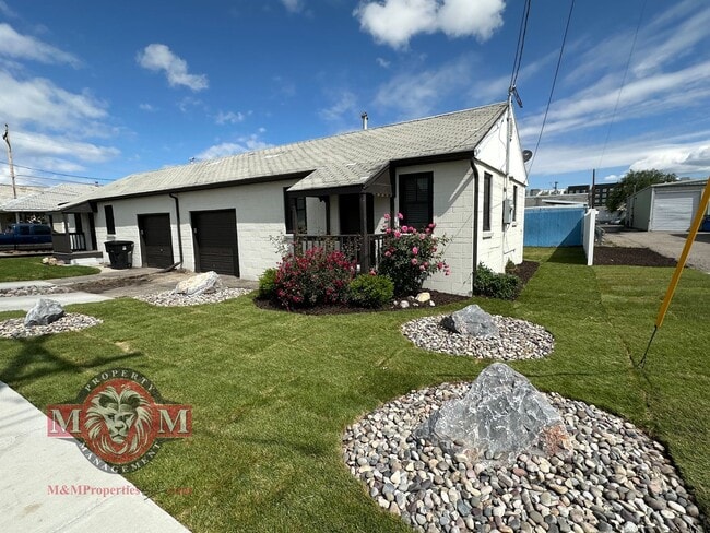 Building Photo - Cozy 1 Bd 1 Bath Remodeled Duplex