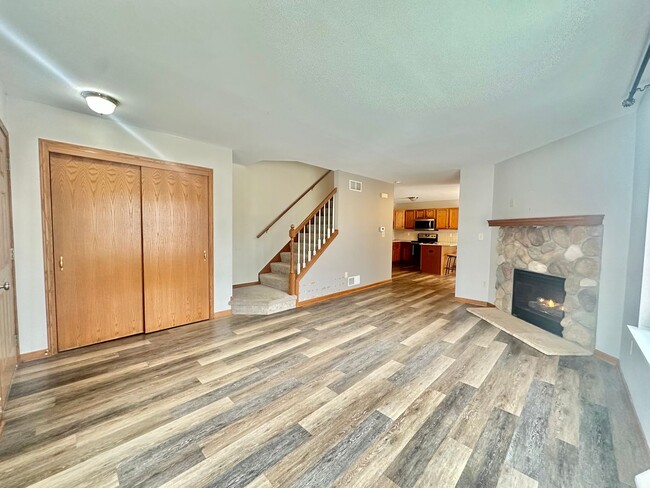 Foto del edificio - Charming Pewaukee Townhome with Modern Tou...