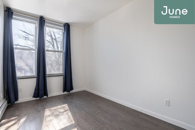 Foto del edificio - Queen room in 4-bed/2.0-bath Home