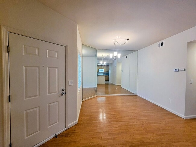 Building Photo - Centrally Located 2 Bed 2 Bath Condo With ...