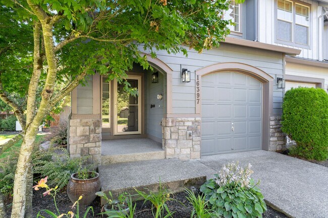 Building Photo - Bright Damascus Townhome with Fireplace, Garage & Private Patio