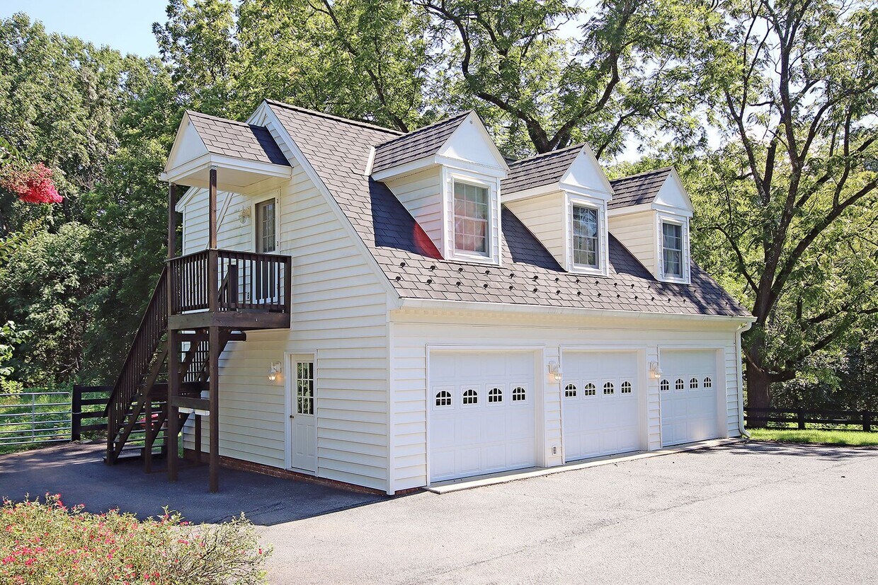 Primary Photo - Garage Apartment Minutes From Pantops