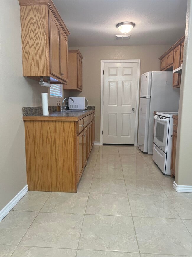 Building Photo - 109 Ramon Cardenas Dr