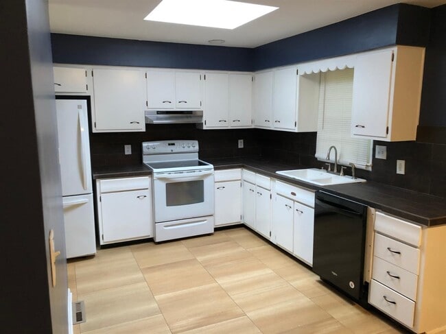 Building Photo - 1121 Gainesway Dr