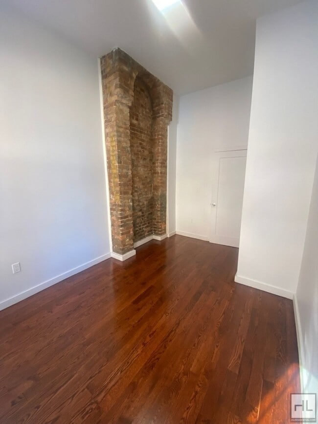 Building Photo - CENTRAL AVENUE / Spacious Bushwick 1 Bed 1-Bath