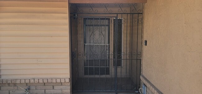 Building Photo - N 71st Dr