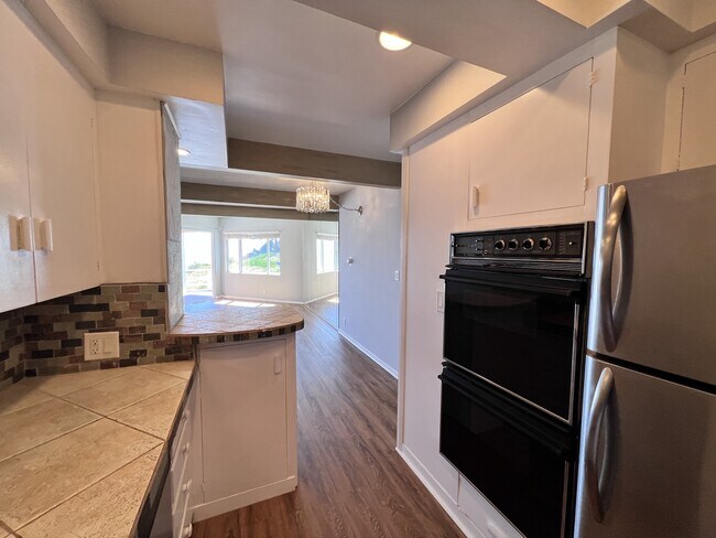 Building Photo - 753 Cliff Dr