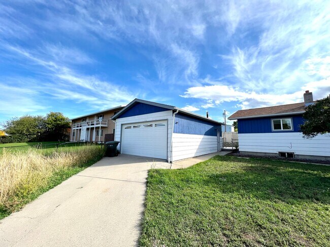 Foto del edificio - Pet Friendly 3 Bed 2 Bath Single Family Home With Large Garage!