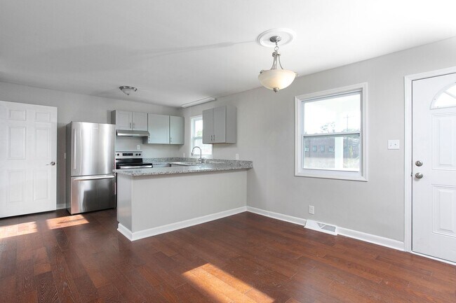 Foto del edificio - Renovated 3 Bedroom/ 1 Bath near downtown!...