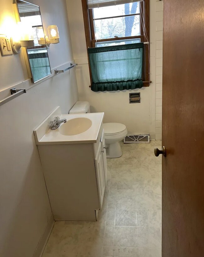 Baño - 1617 A Ave NE