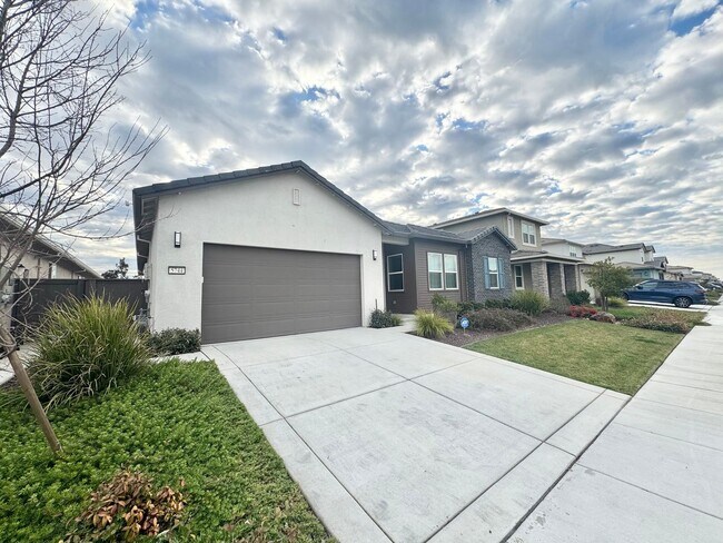 Foto del edificio - Lake front Paradise-Single Story Model Home