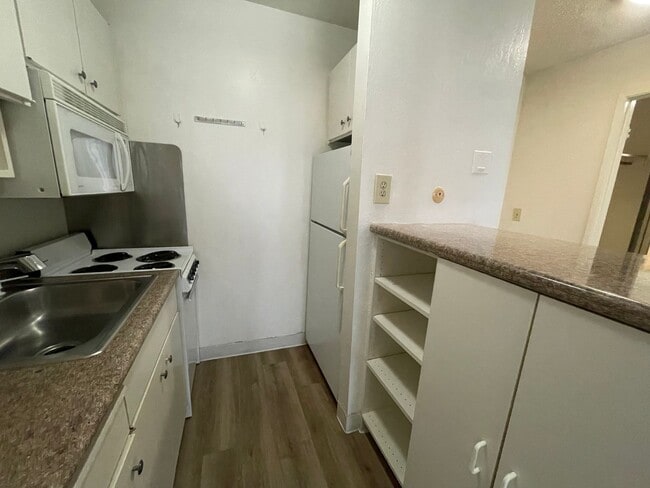 Building Photo - $500 Move-In Special!!! 1 Bed 1 Bath for Rent at the Watergate Apartments in Emeryville!