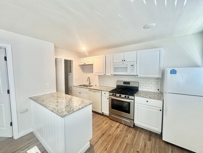 1 Bedroom with Granite Counters and In-Unit Laundry! - 1 Bedroom with Granite Counters and In-Unit Laundry! Apartment