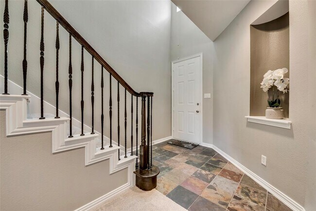 Building Photo - 1729 Brookview Dr