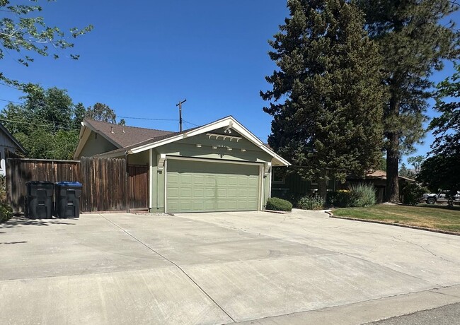 Building Photo - READY NOW! 3+2 with RV Parking!