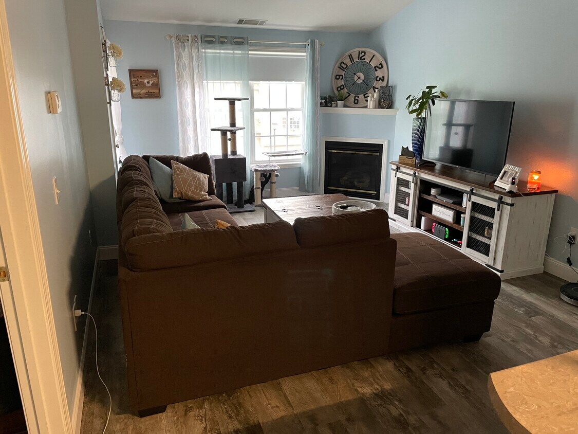 6 Crestview Cir Unit 138, Londonderry, NH 03053 Condo for Rent in