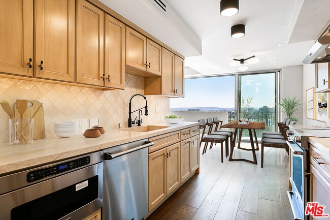 Building Photo - 818 N Doheny Dr #604