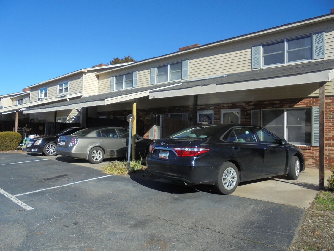 Primary Photo - Remodeled townhouse in between Kernersvill...