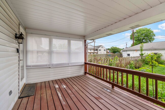 Building Photo - AVAILABLE NOW! Don't miss this amazing 3-bedroom with a RIVERFRONT view in Brackenridge!