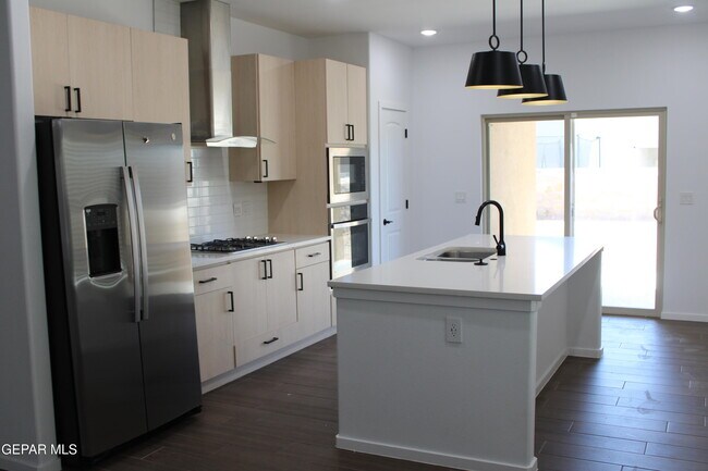 Foto del edificio - 15220 Ambition Ave