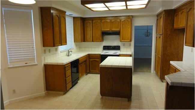Building Photo - 140 Edgewood Ct