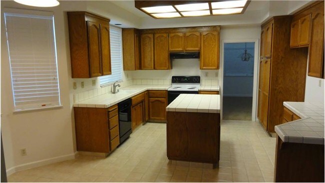 Foto del edificio - 140 Edgewood Ct