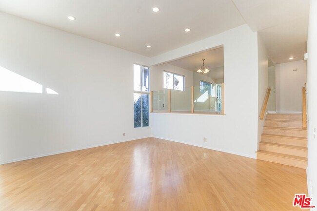 Building Photo - 1305 Palisades Dr