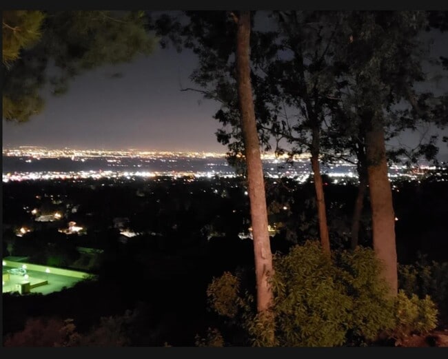 Building Photo - 2560 Avenida Del Vista