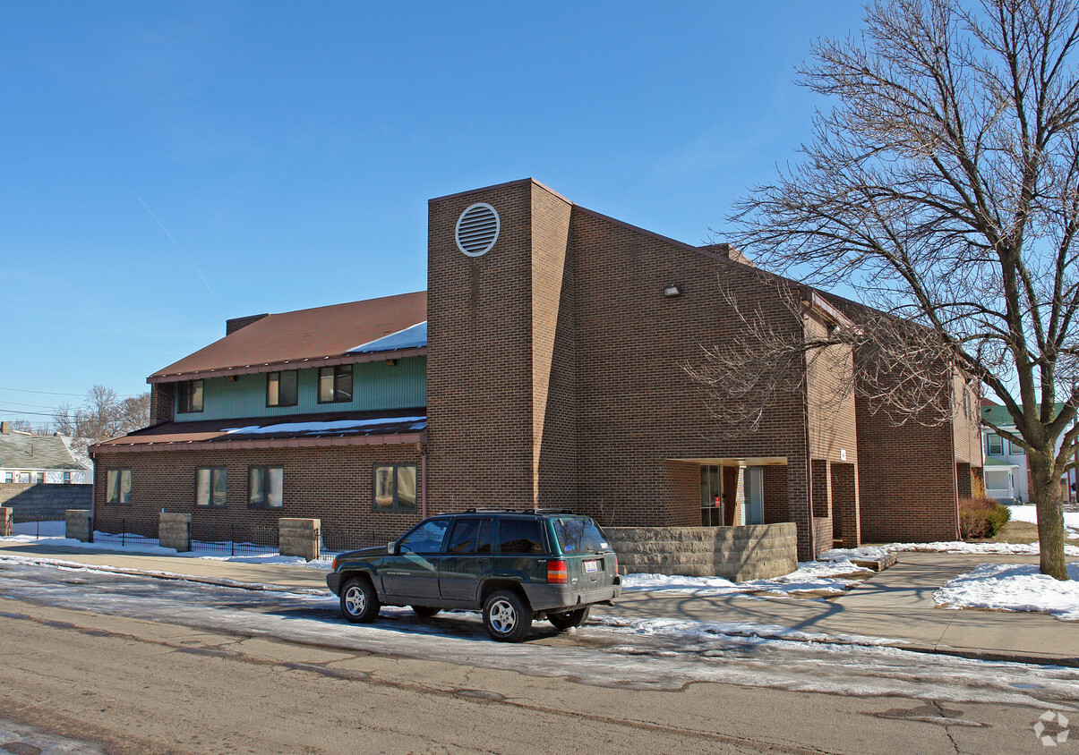 Primary Photo - Twin Towers Plaza - The Lodge