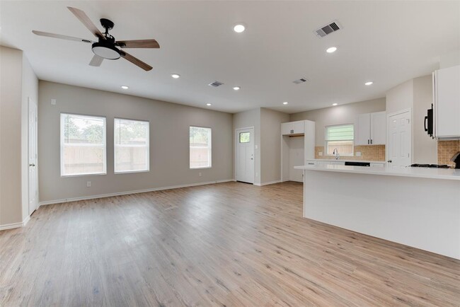 Foto del edificio - 8202 Homewood Ln
