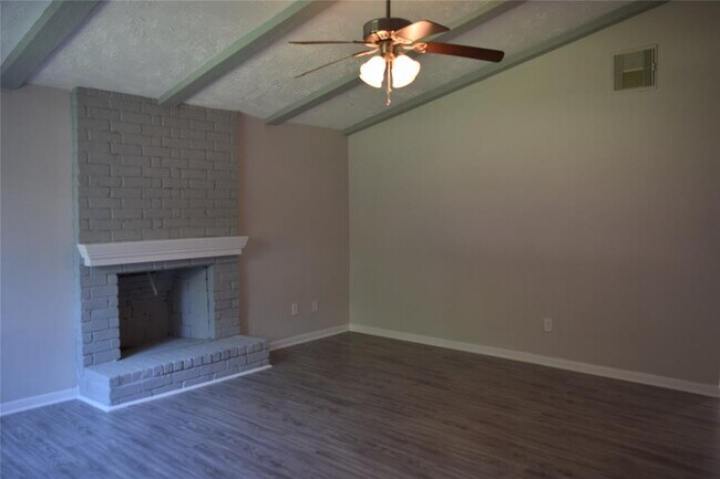 Foto del edificio - 7627 Belle Park Dr