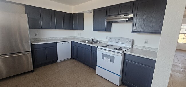 Kitchen - 1091 Branson Ave