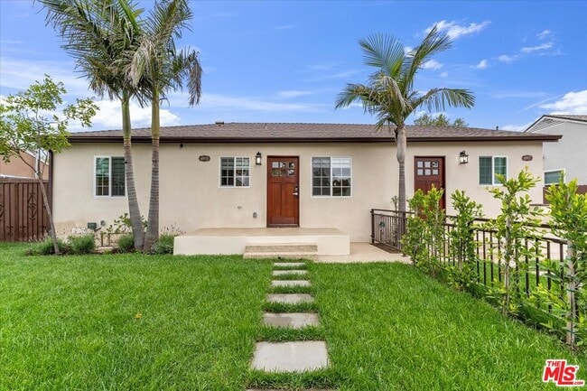 Building Photo - 6915 Encino Ave