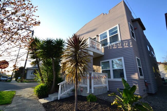 Building Photo - 374 41st St