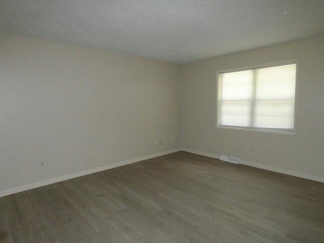 Building Photo - Beautifully Remodeled Home in North Kansas...