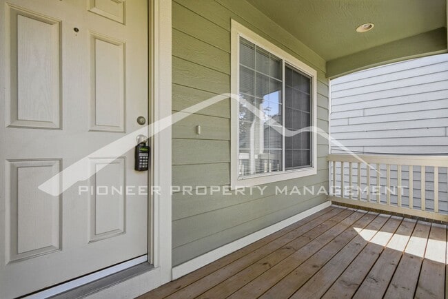 Building Photo - Spacious Home with Central AC and Washer/Dryer