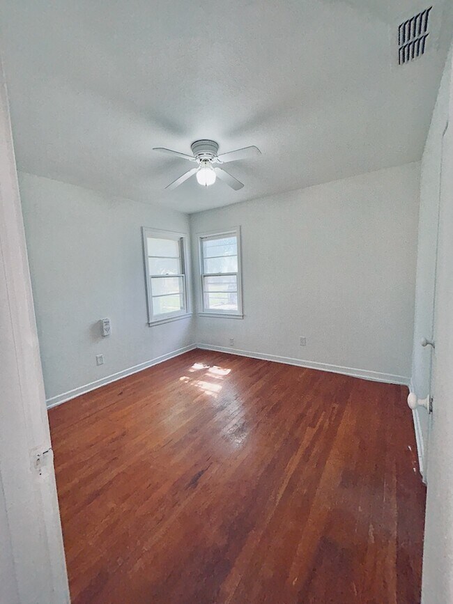 Building Photo - 1233 S La Salle Dr