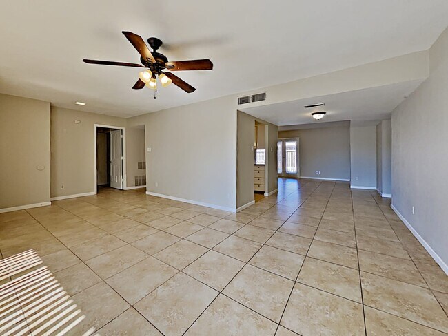 Building Photo - 5222 W Maui Ln