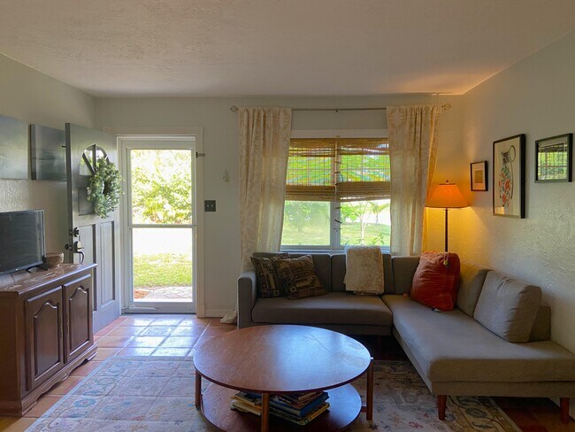 Building Photo - 725 Thomas Barbour Dr